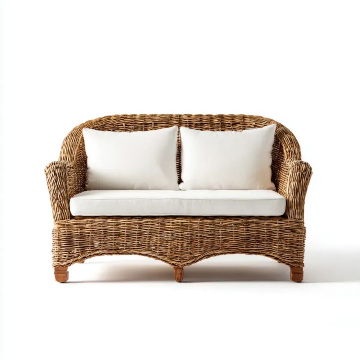Dwuosobowa sofa ogrodowa z naturalnej wikliny brązowa z białymi poduszkami, 120 × 70 × 85 cm